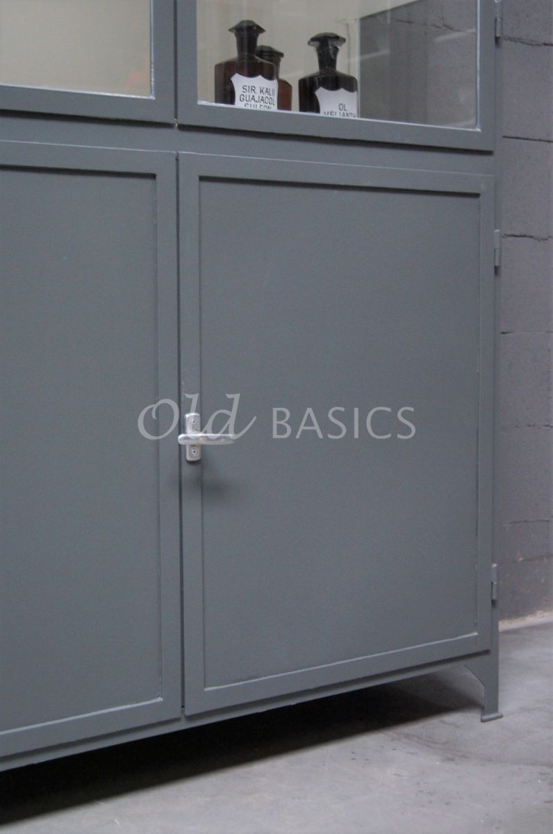 Detail van Apothekerskast Demi, 2 deuren, RAL7043, grijs, materiaal staal